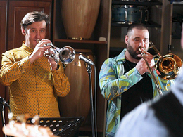 Iguana brass