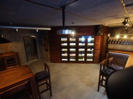 Bootleggers Pub &�Shop