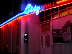 City Hall, ���������-��� � ��������� ���