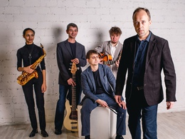 ���-����